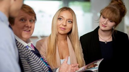 Jan Hÿtch speaking with apprentices